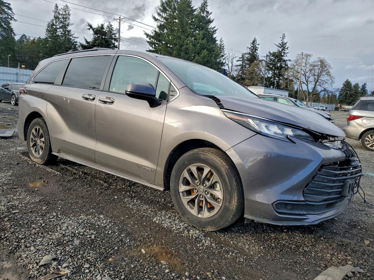 2021 TOYOTA SIENNA LE photo 4