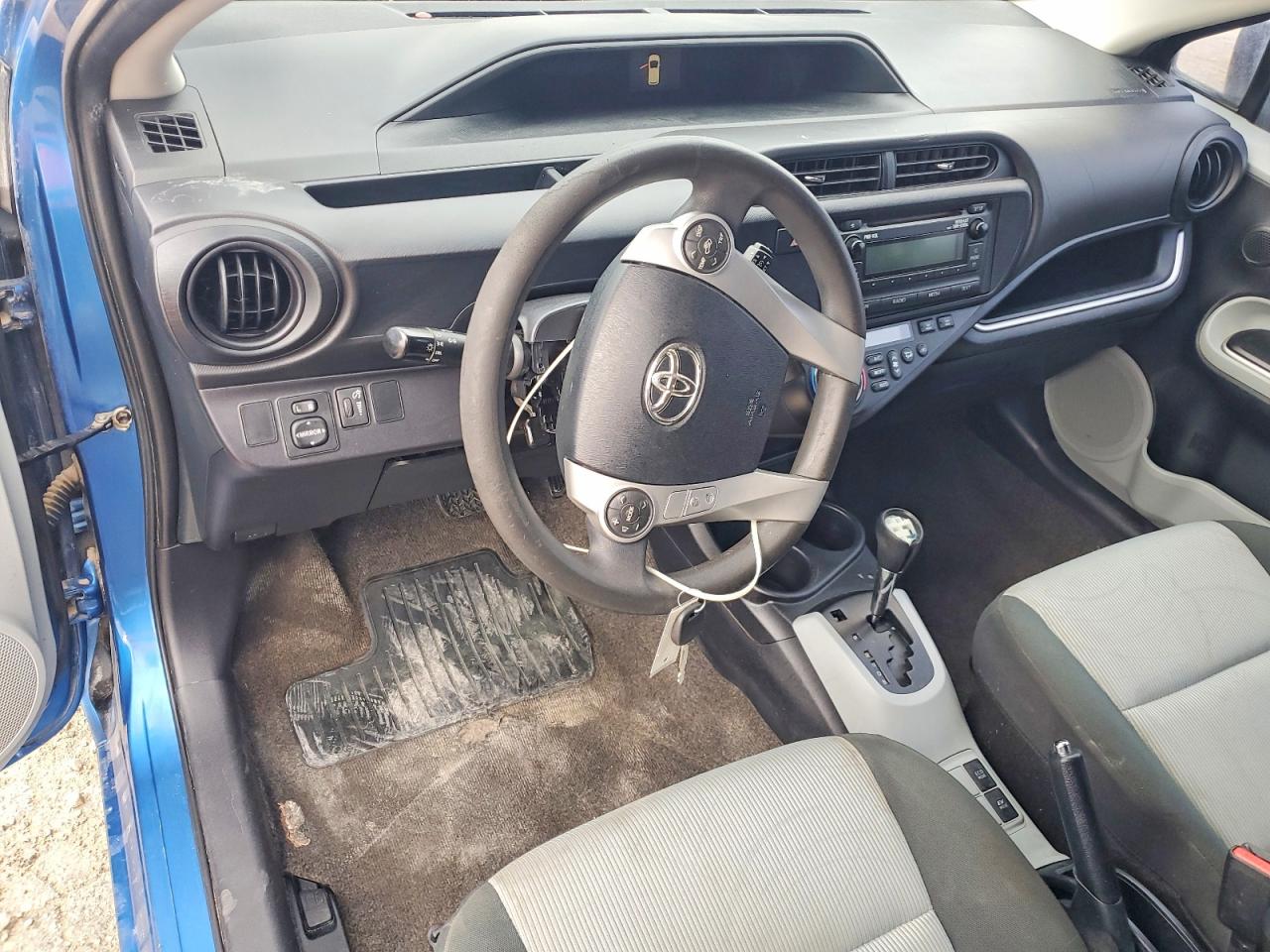 2014 TOYOTA PRIUS C photo 8