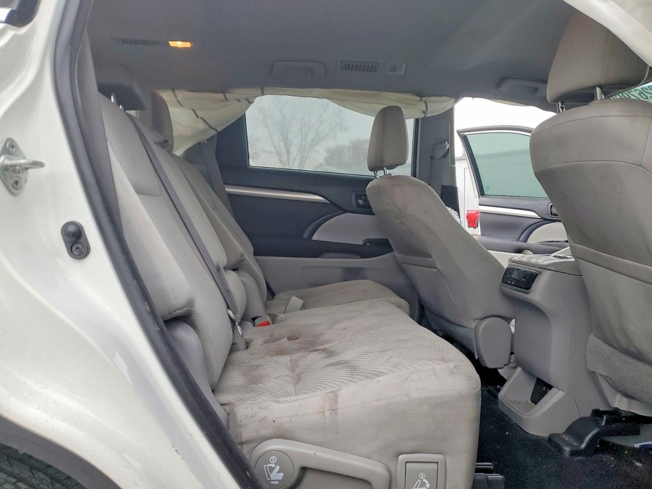 2017 TOYOTA HIGHLANDER LE photo 11