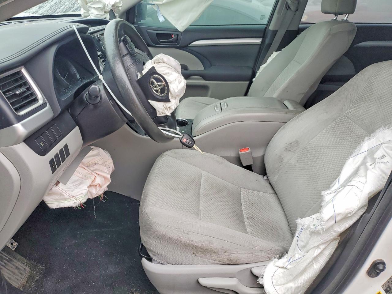 2017 TOYOTA HIGHLANDER LE photo 7