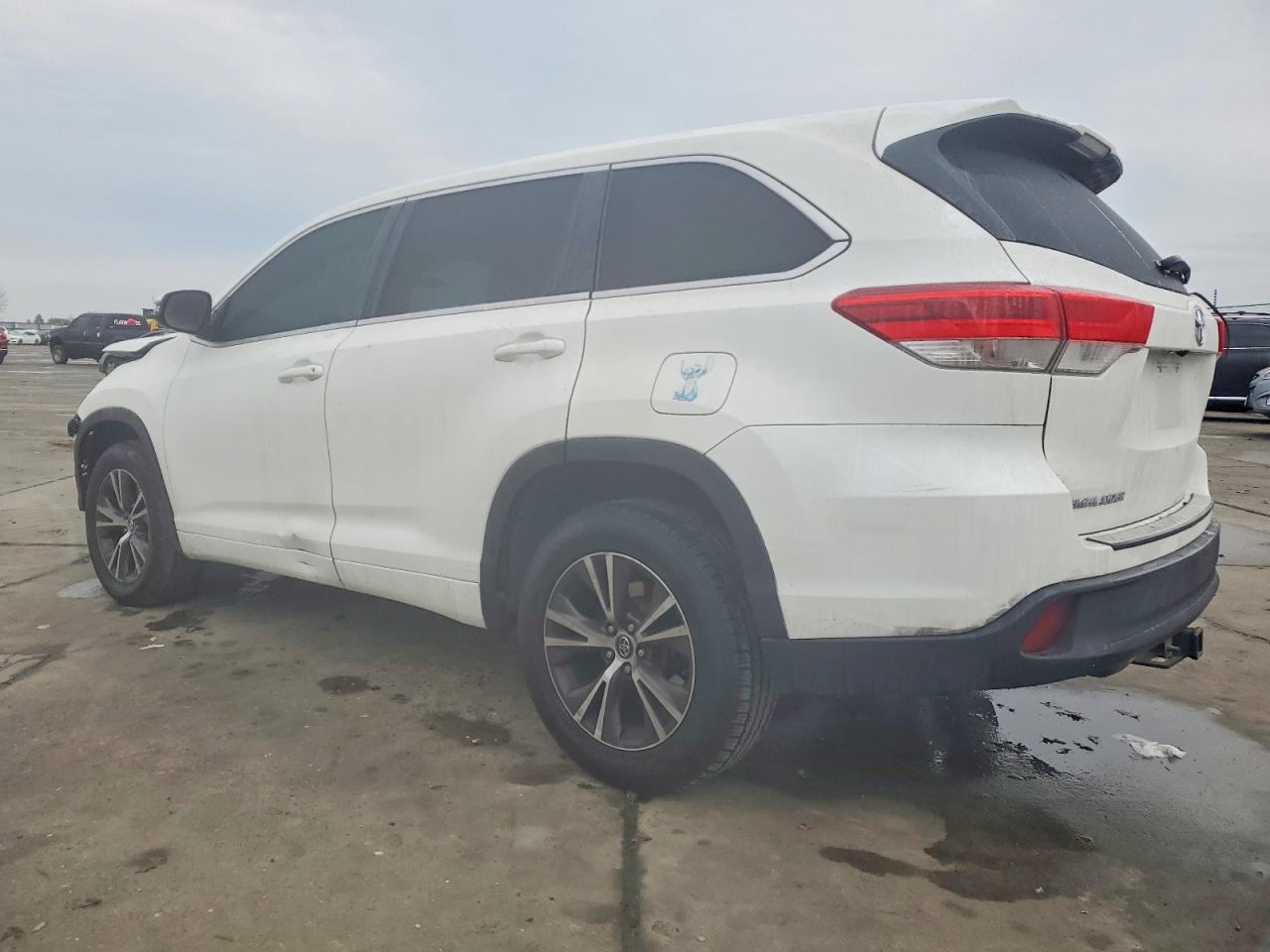 2017 TOYOTA HIGHLANDER LE photo 2