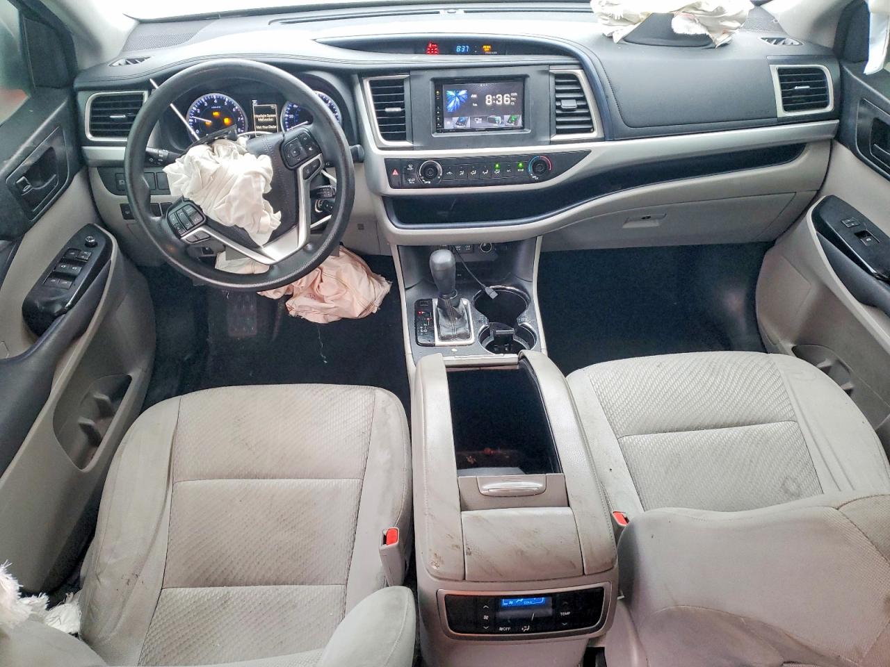 2017 TOYOTA HIGHLANDER LE photo 8
