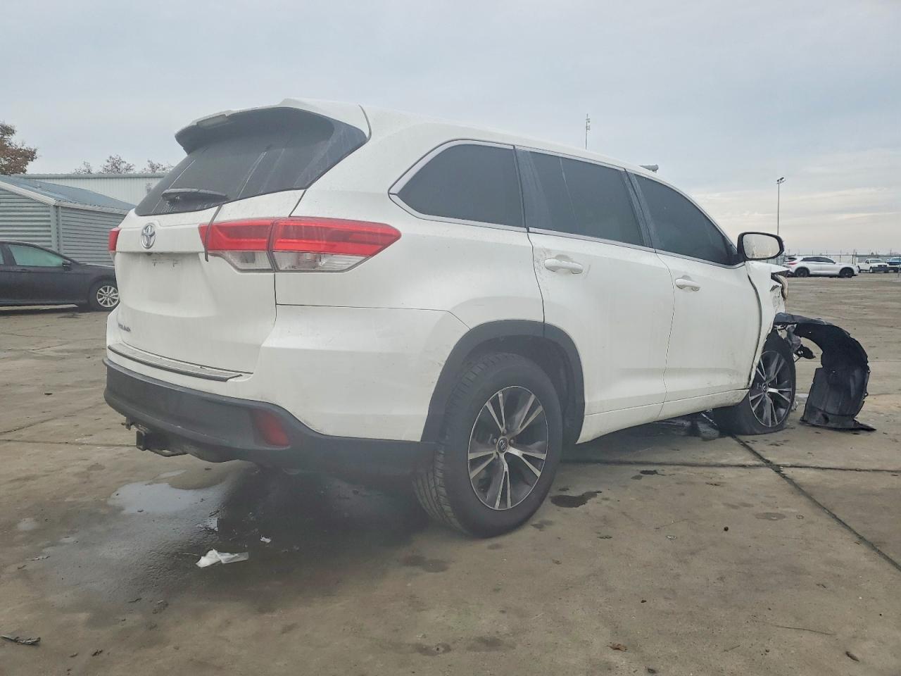 2017 TOYOTA HIGHLANDER LE photo 3