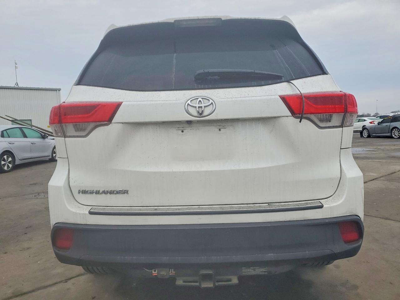 2017 TOYOTA HIGHLANDER LE photo 6
