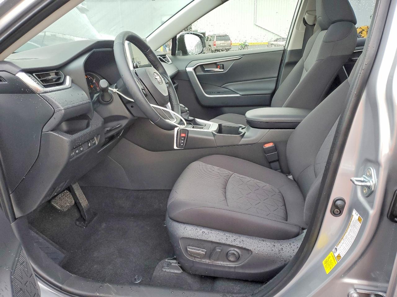 2025 TOYOTA RAV4 XLE photo 7