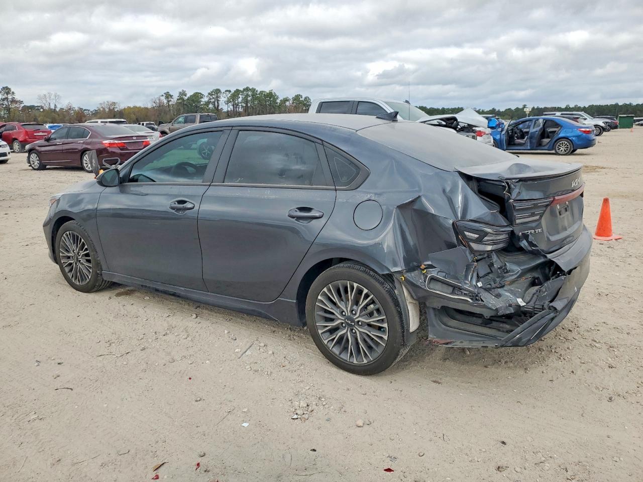 2024 KIA FORTE GT LINE photo 2