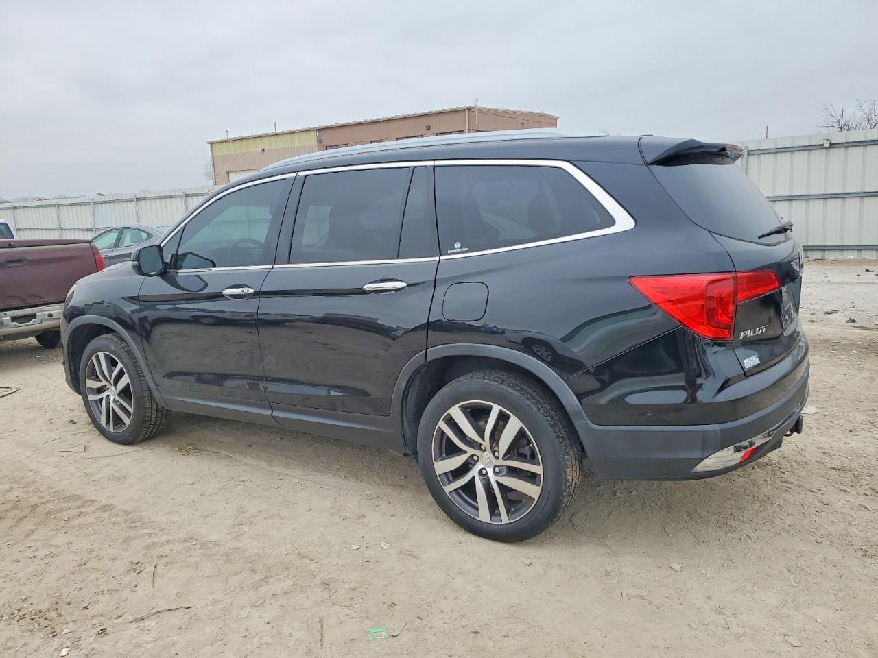 2016 HONDA PILOT TOURING photo 2
