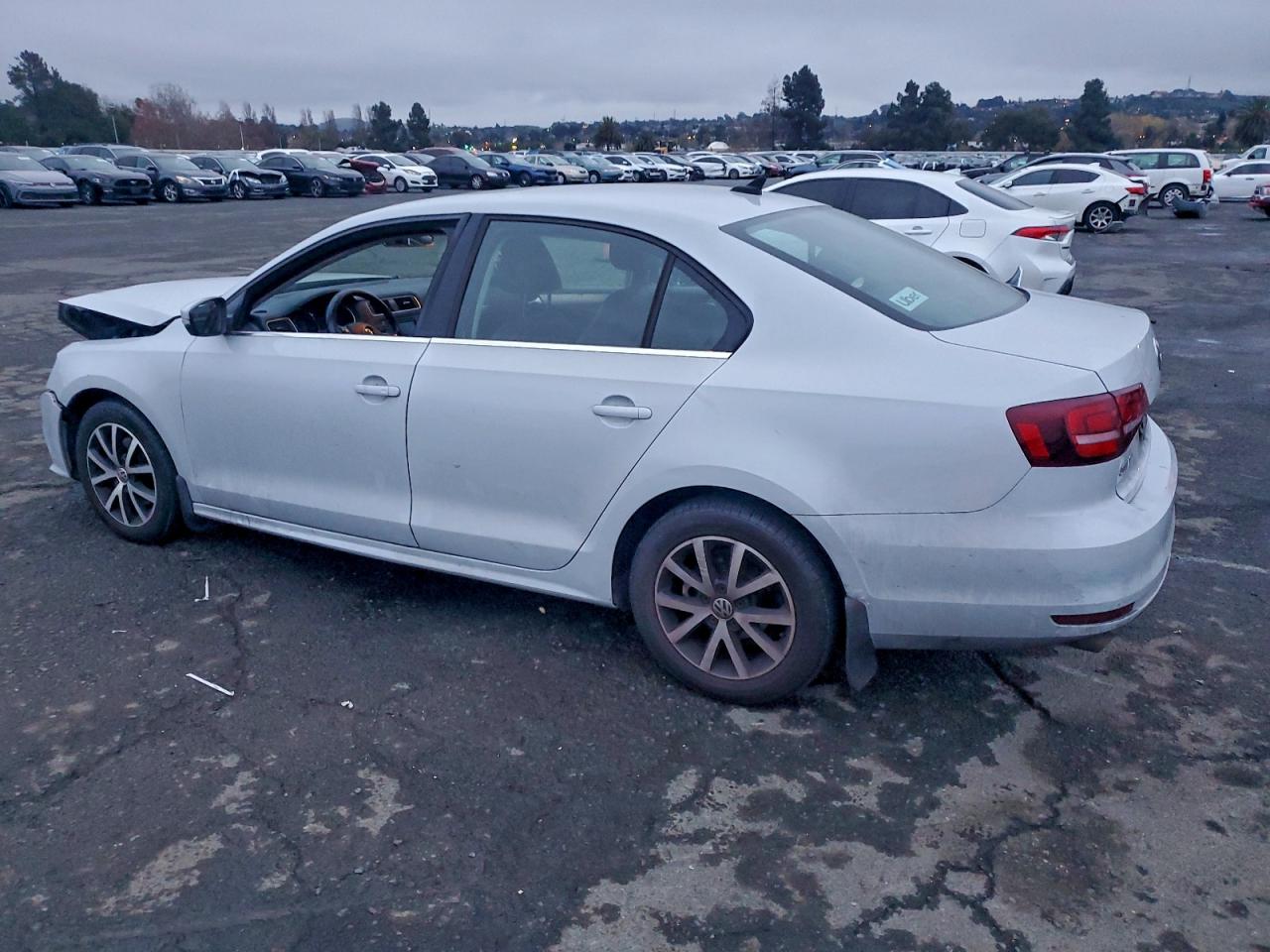 2017 VOLKSWAGEN JETTA SE photo 2