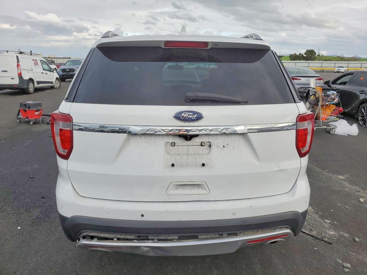 2017 FORD EXPLORER XLT photo 6