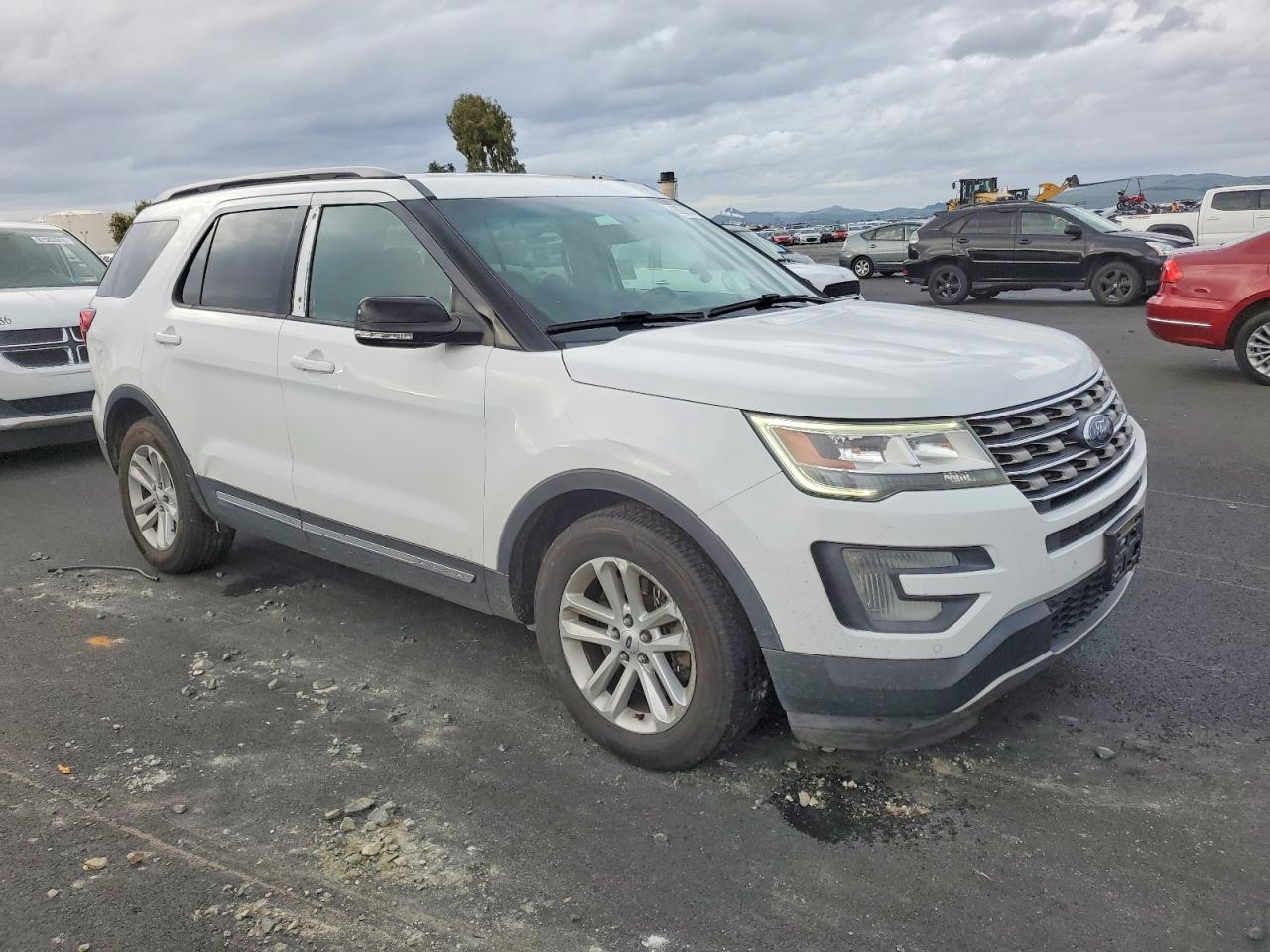 2017 FORD EXPLORER XLT photo 4