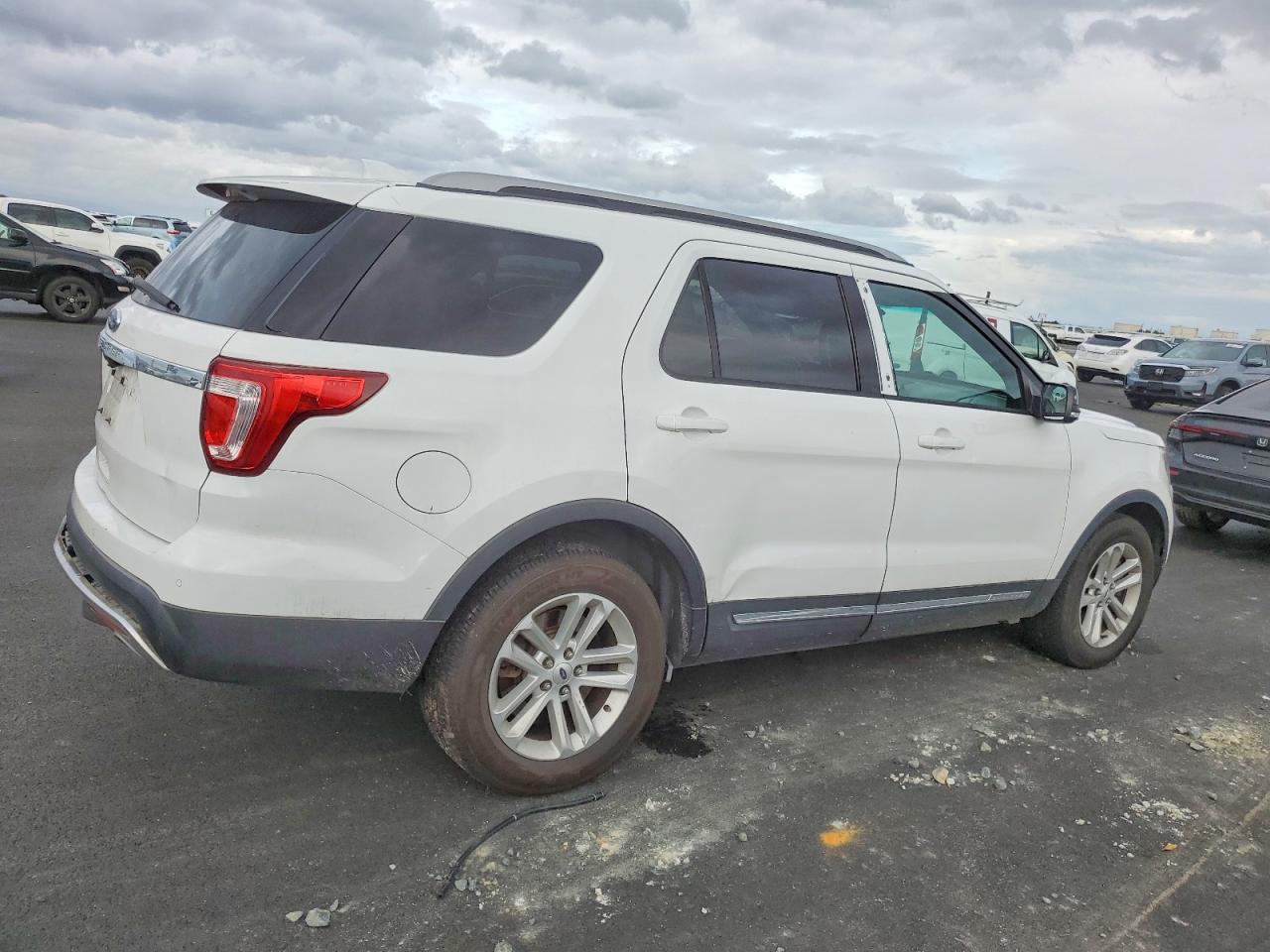 2017 FORD EXPLORER XLT photo 3