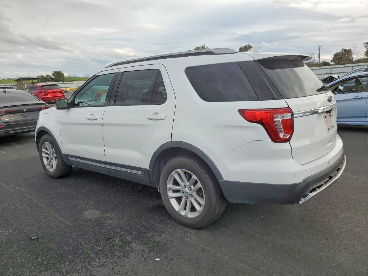 2017 FORD EXPLORER XLT photo 2