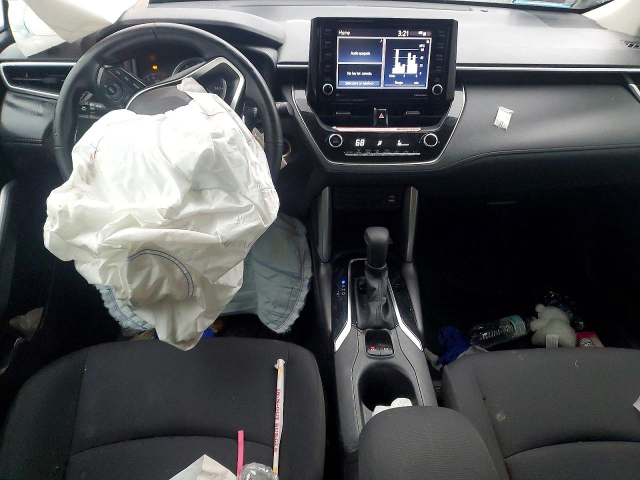2022 TOYOTA COROLLA CROSS LE photo 8