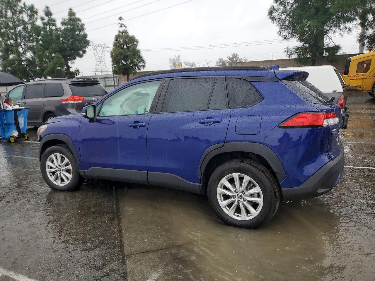 2022 TOYOTA COROLLA CROSS LE photo 2