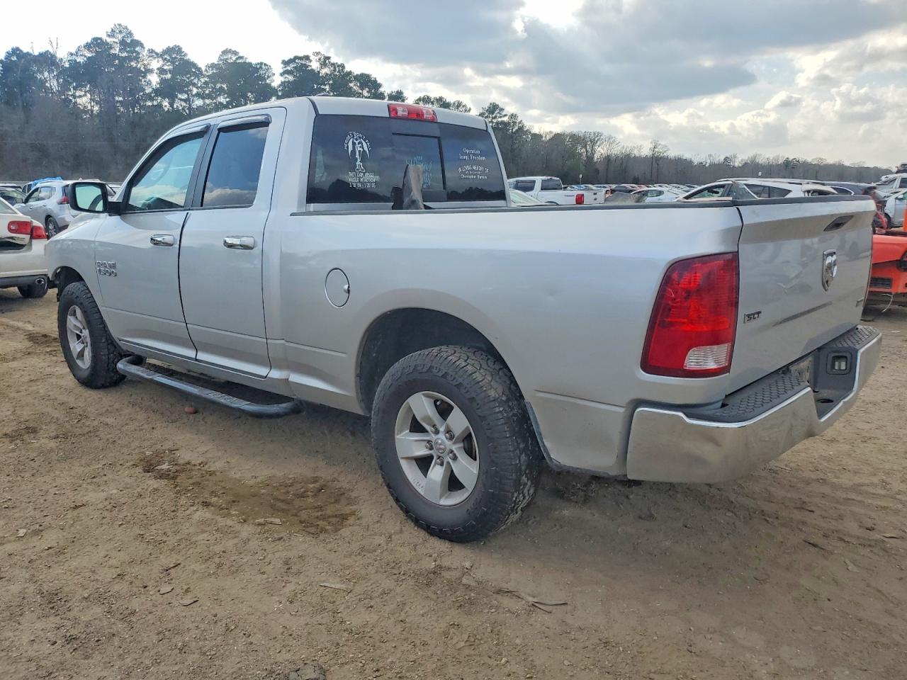 2016 RAM 1500 SLT photo 2