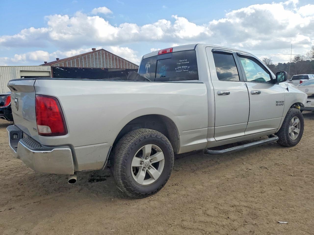 2016 RAM 1500 SLT photo 3