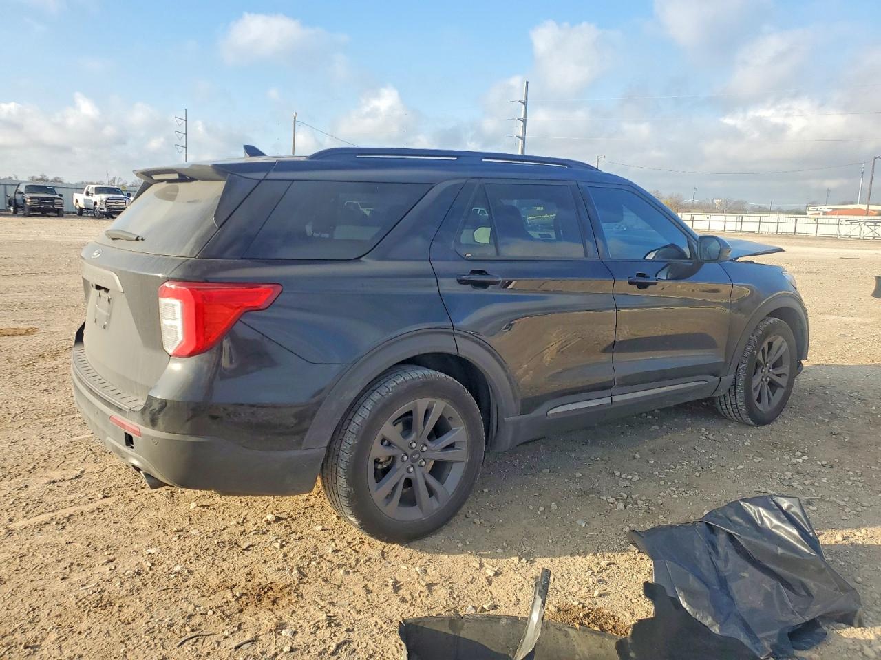 2023 FORD EXPLORER XLT photo 3