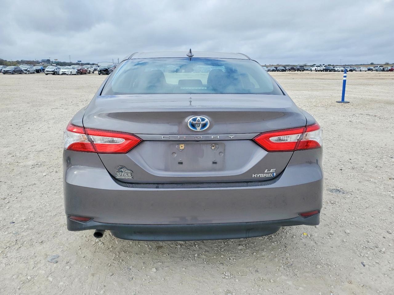 2019 TOYOTA CAMRY LE photo 6