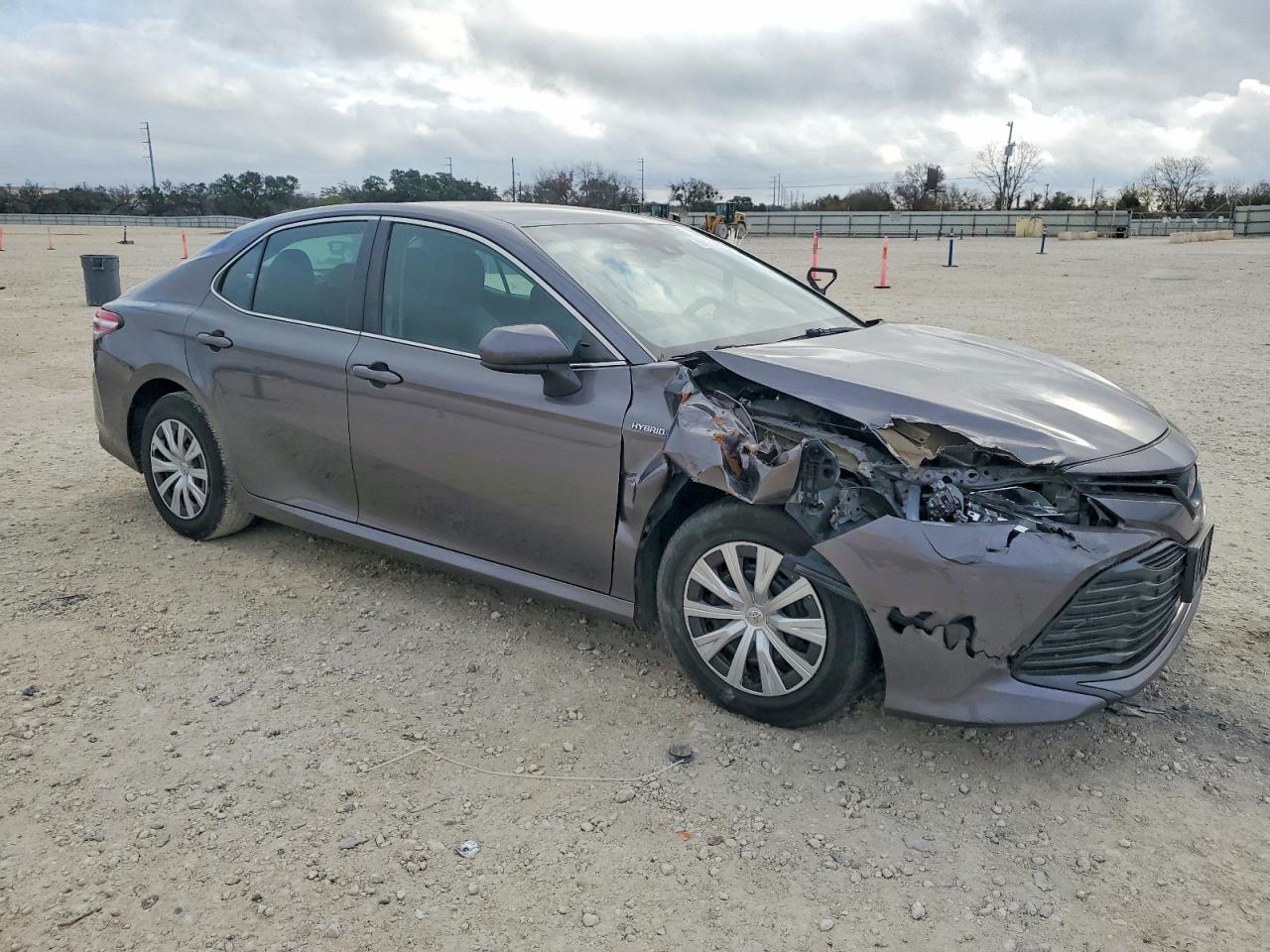 2019 TOYOTA CAMRY LE photo 4