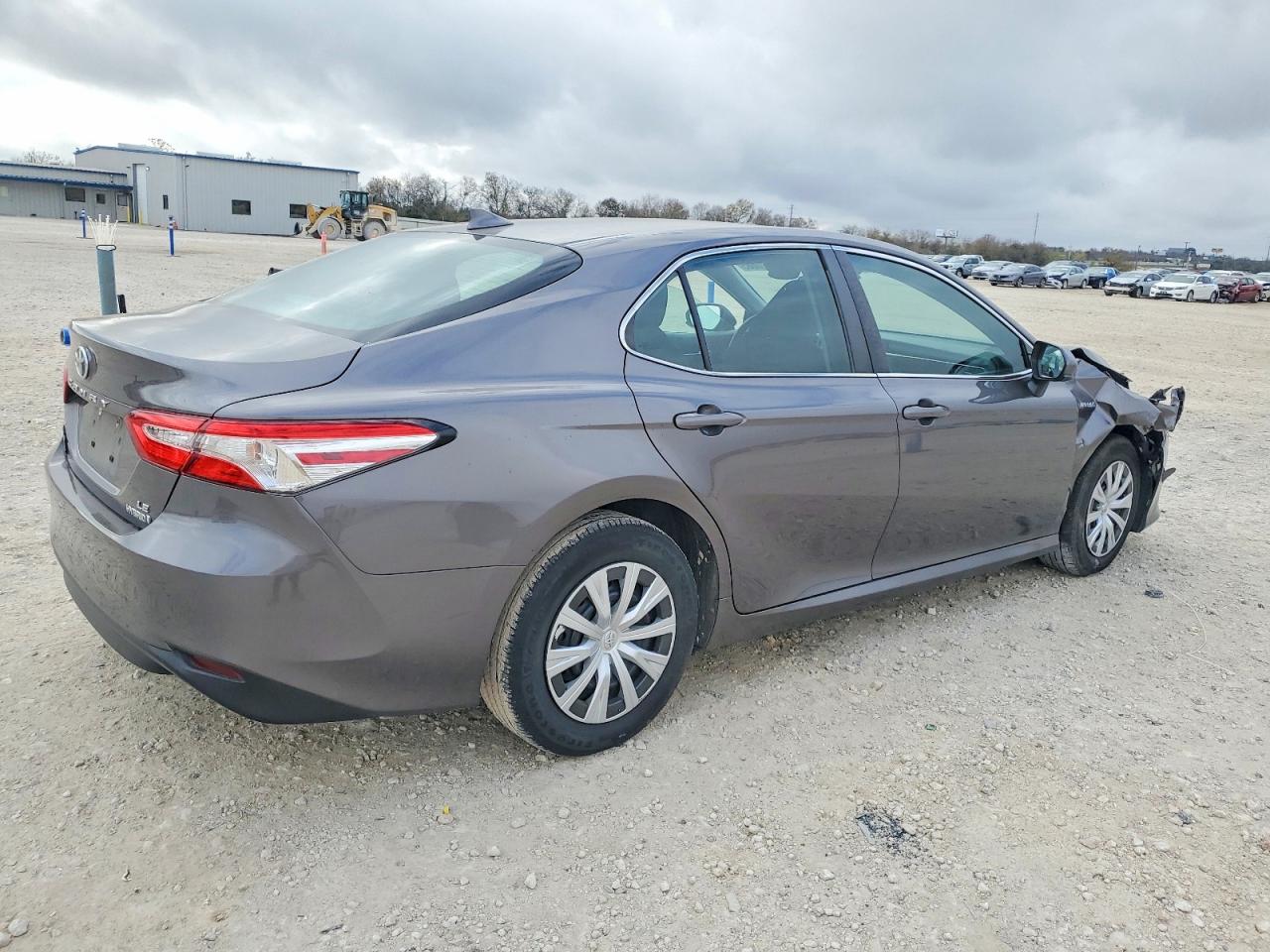 2019 TOYOTA CAMRY LE photo 3