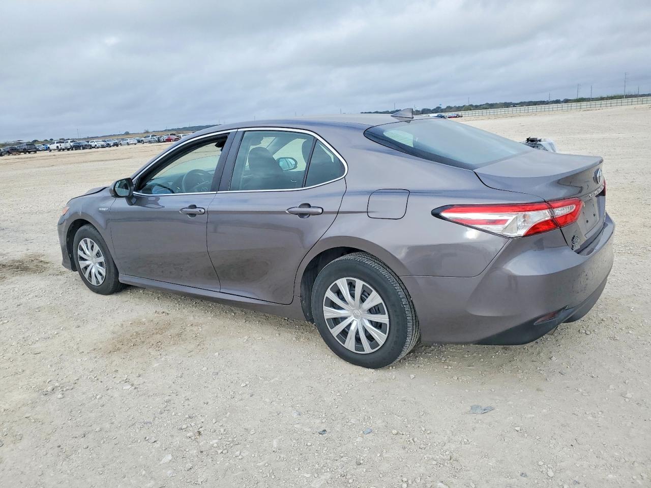 2019 TOYOTA CAMRY LE photo 2