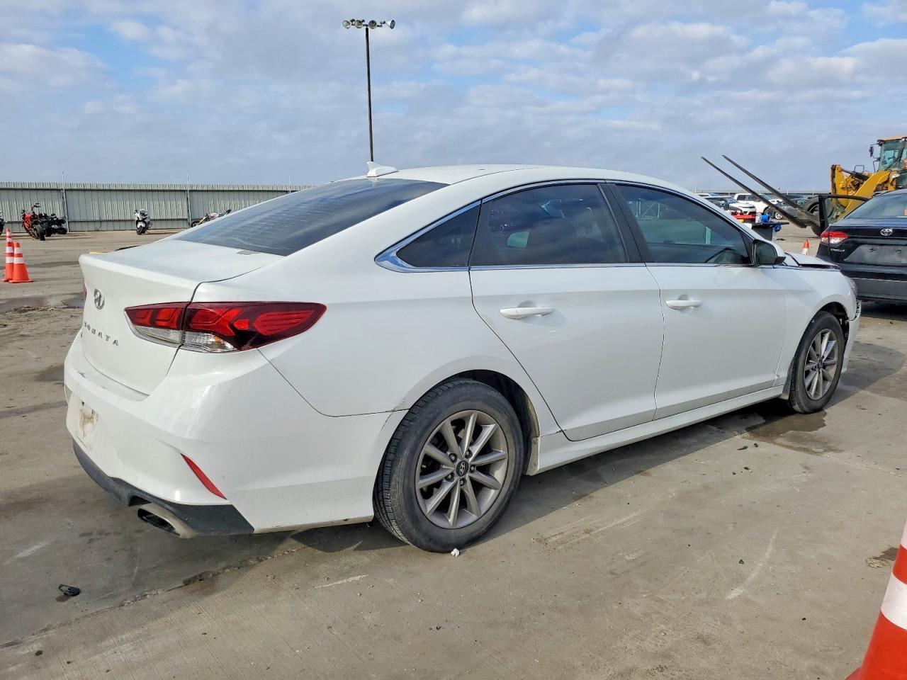 2018 HYUNDAI SONATA SE photo 3