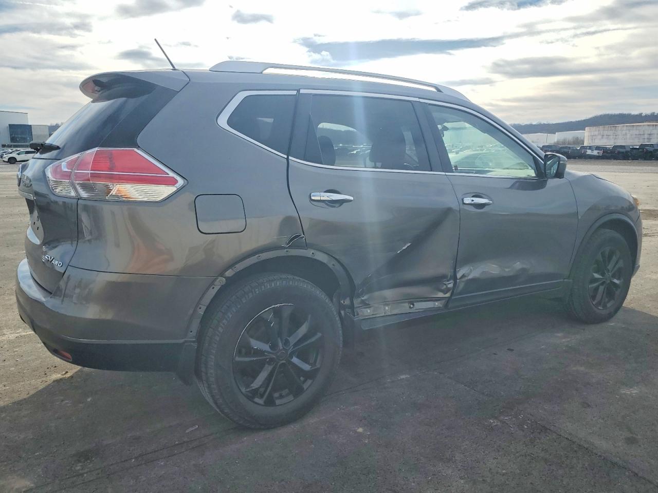 2016 NISSAN ROGUE photo 3