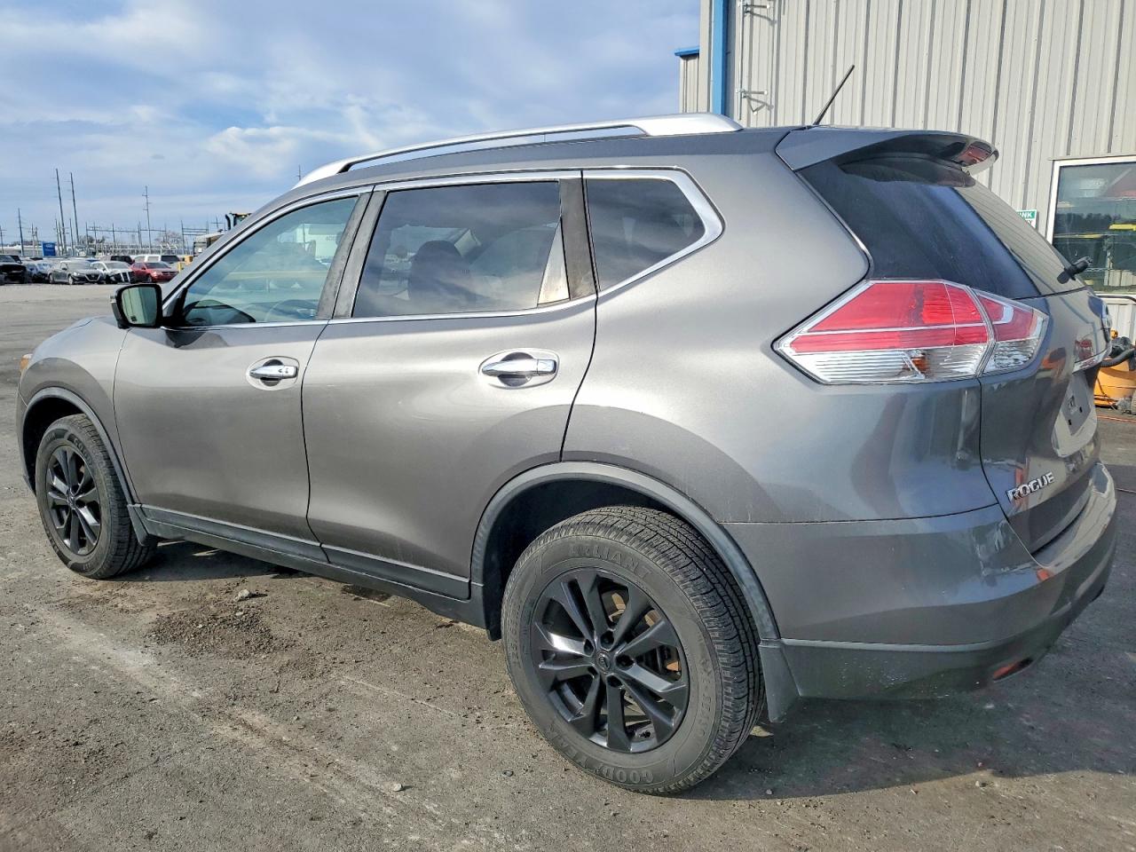 2016 NISSAN ROGUE photo 2