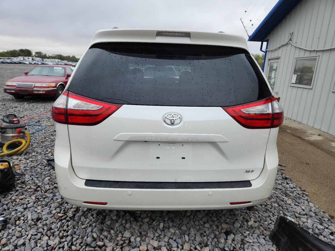 2015 TOYOTA SIENNA XLE photo 6