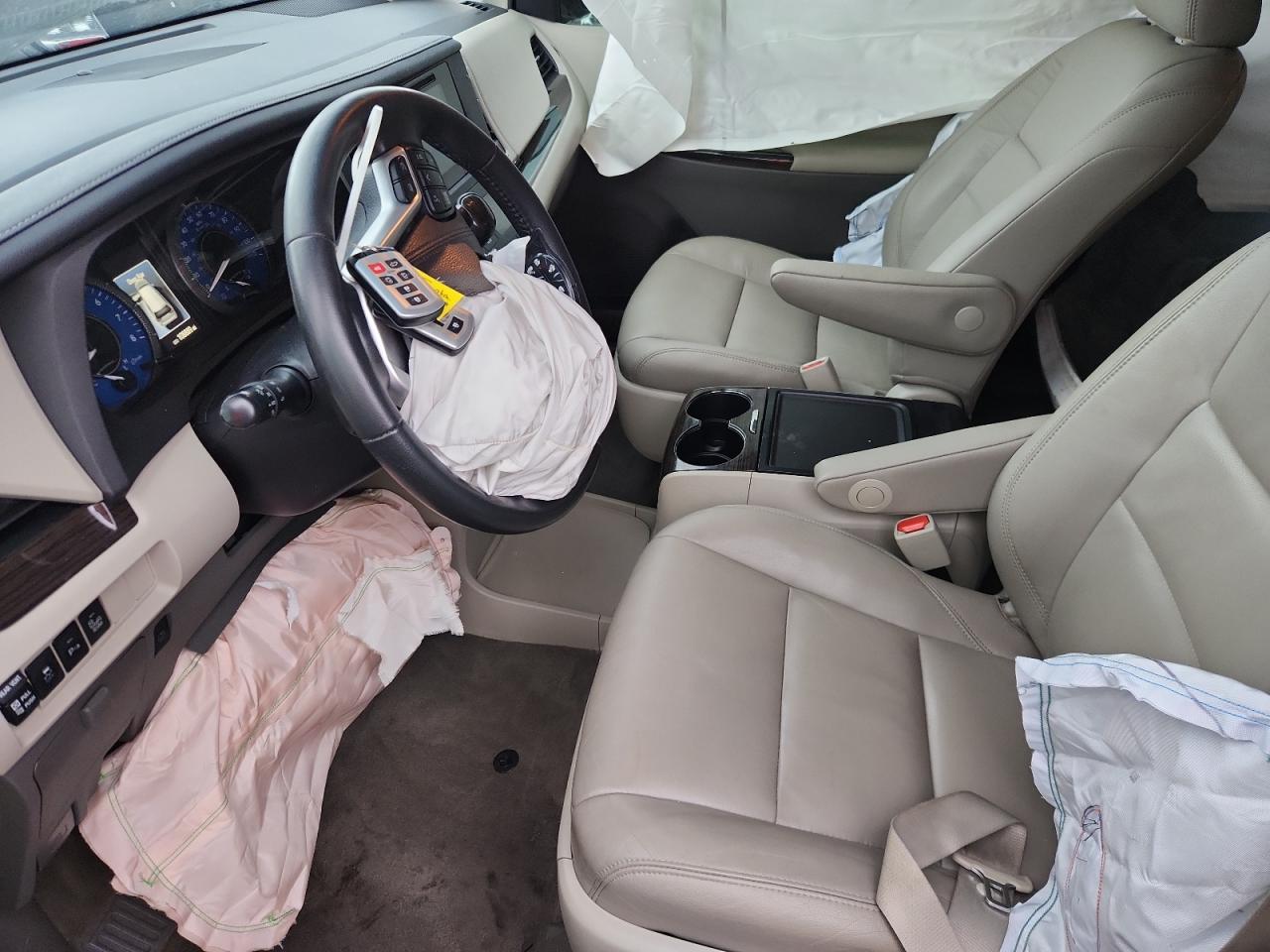 2015 TOYOTA SIENNA XLE photo 7