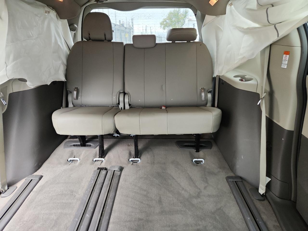 2015 TOYOTA SIENNA XLE photo 10