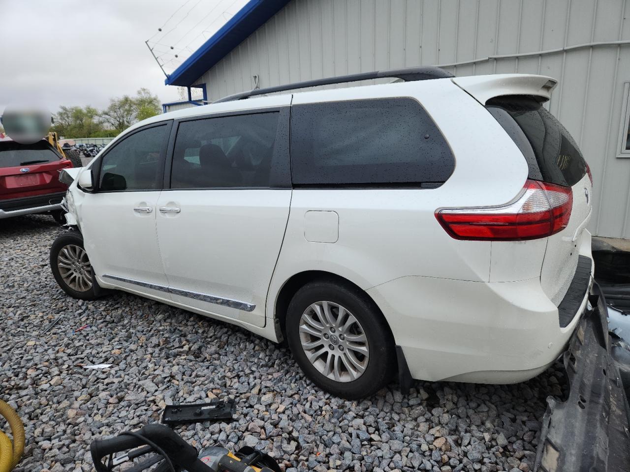 2015 TOYOTA SIENNA XLE photo 2