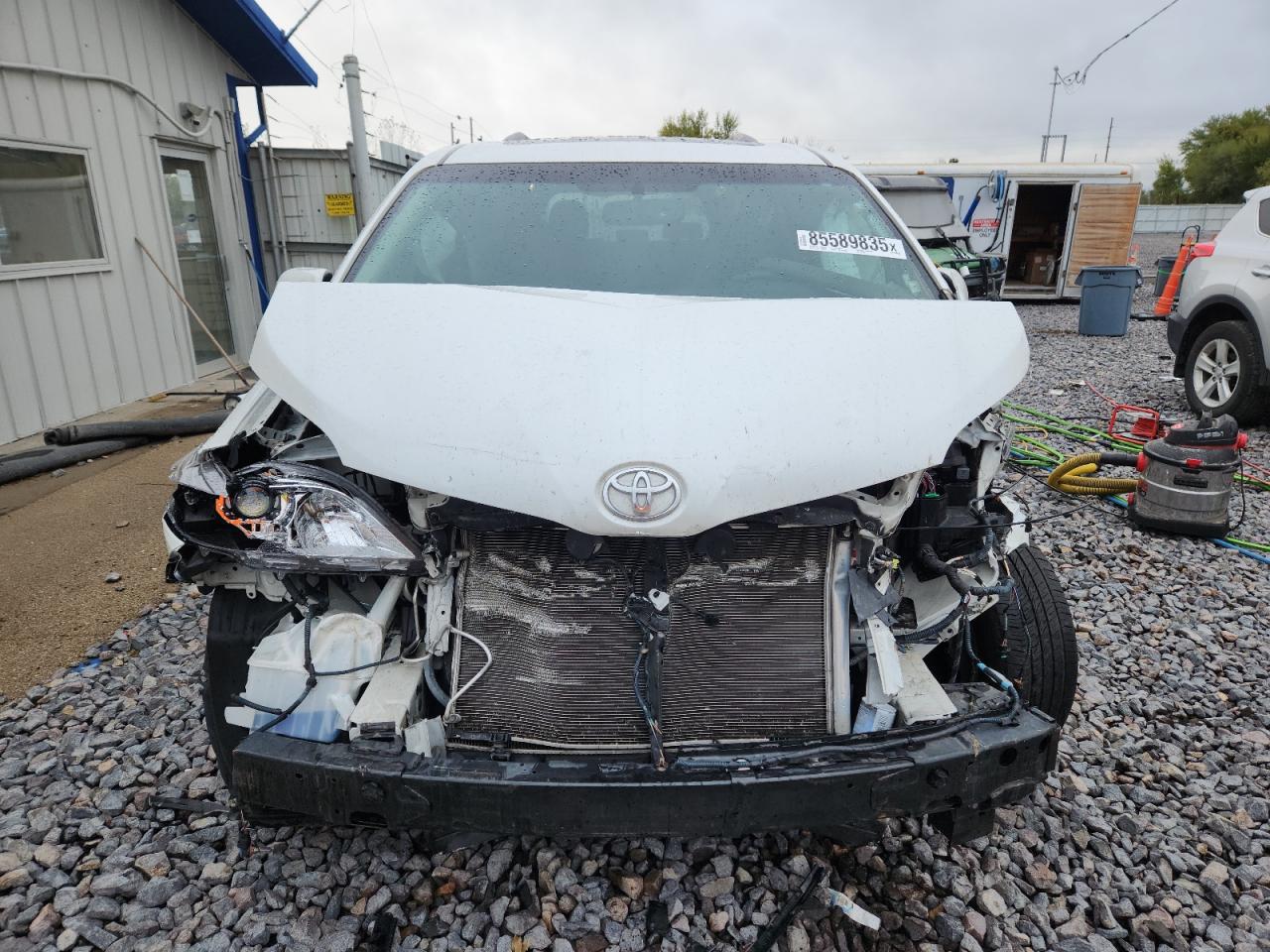 2015 TOYOTA SIENNA XLE photo 5