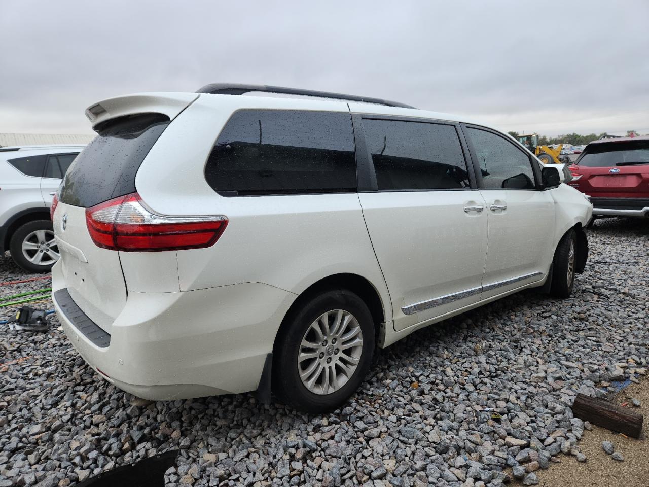 2015 TOYOTA SIENNA XLE photo 3