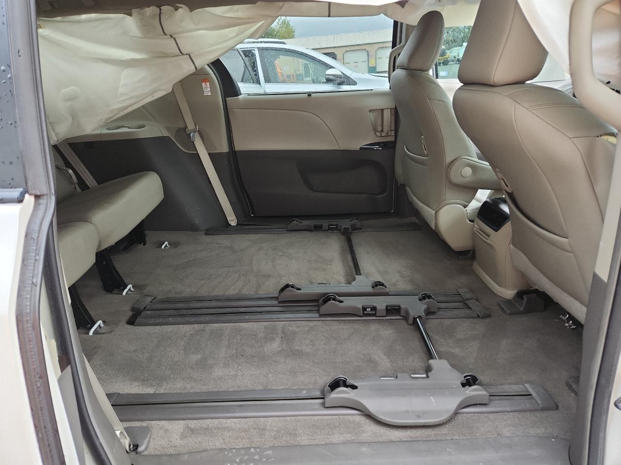 2015 TOYOTA SIENNA XLE photo 11