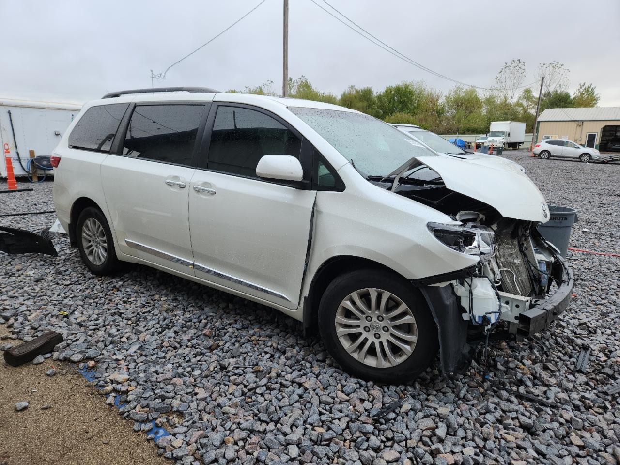 2015 TOYOTA SIENNA XLE photo 4