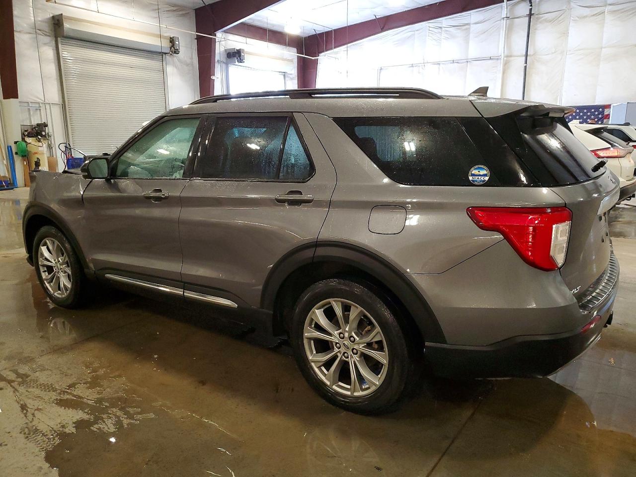 2023 FORD EXPLORER XLT photo 2