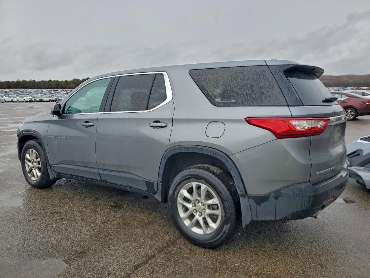 2019 CHEVROLET TRAVERSE LS photo 2