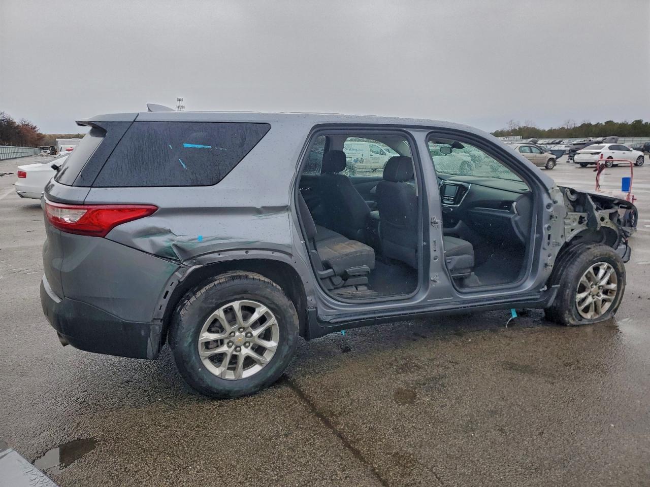 2019 CHEVROLET TRAVERSE LS photo 3