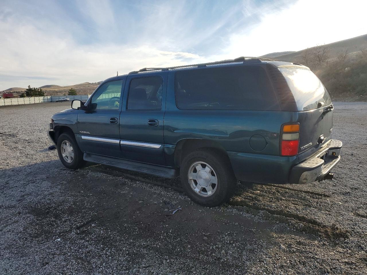 2005 GMC YUKON XL K1500 photo 2