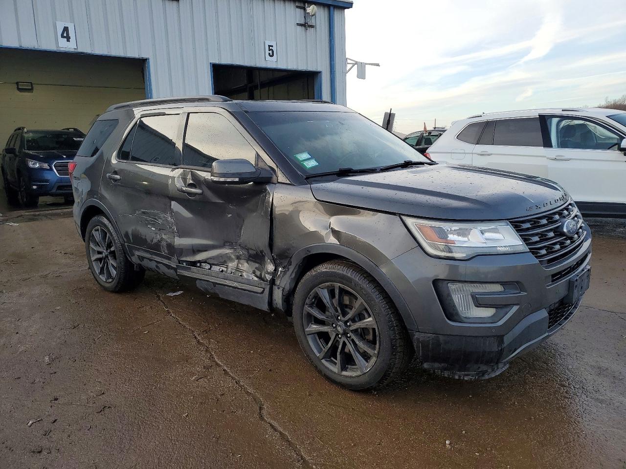 2017 FORD EXPLORER XLT photo 4