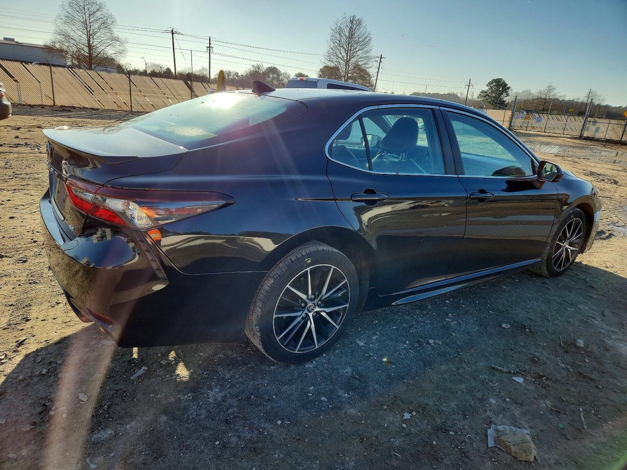 2021 TOYOTA CAMRY SE photo 3