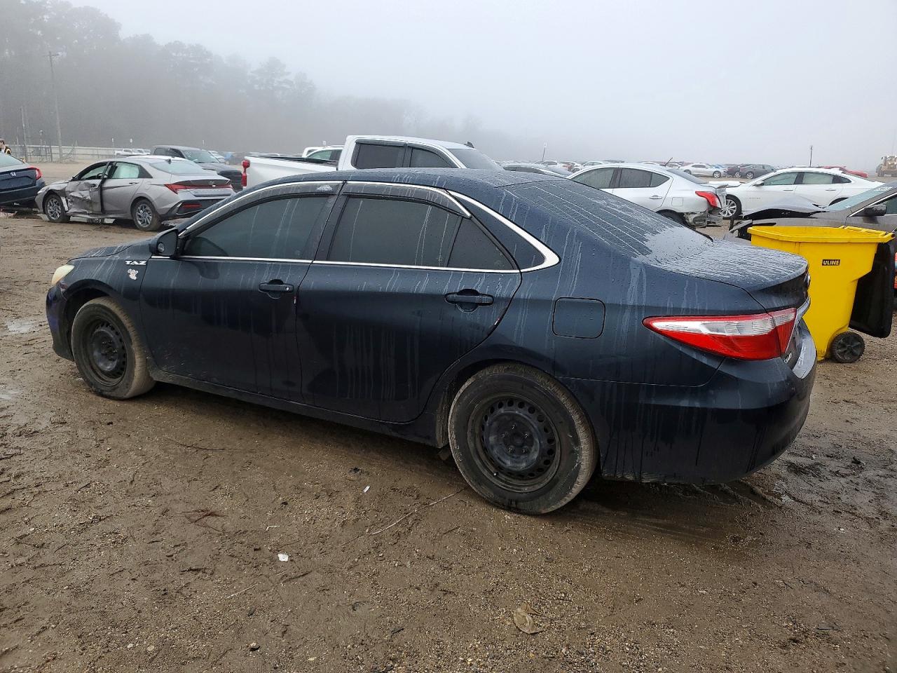 2015 TOYOTA CAMRY LE photo 2