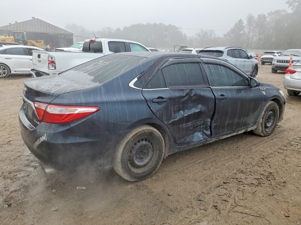 2015 TOYOTA CAMRY LE photo 3