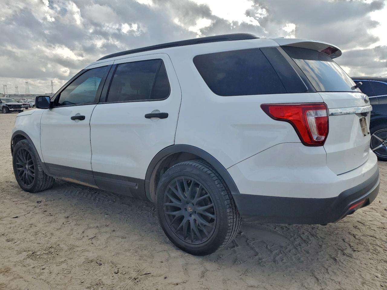 2016 FORD EXPLORER photo 2