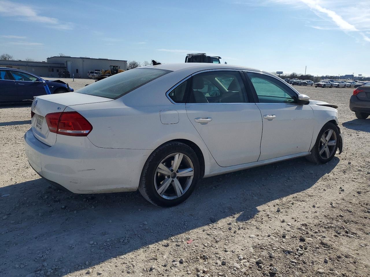 2012 VOLKSWAGEN PASSAT SE photo 3