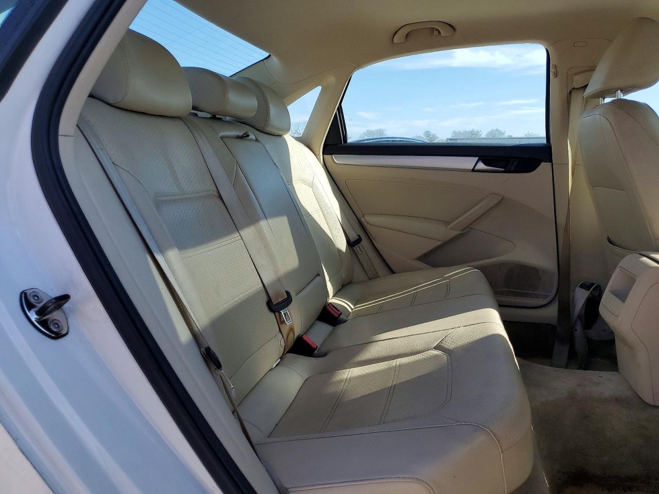 2012 VOLKSWAGEN PASSAT SE photo 10