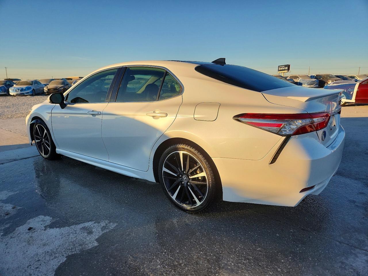2019 TOYOTA CAMRY XSE photo 2