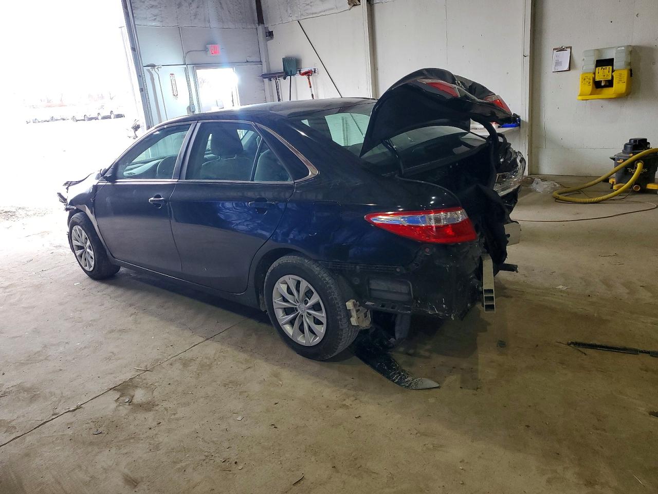 2016 TOYOTA CAMRY LE photo 2