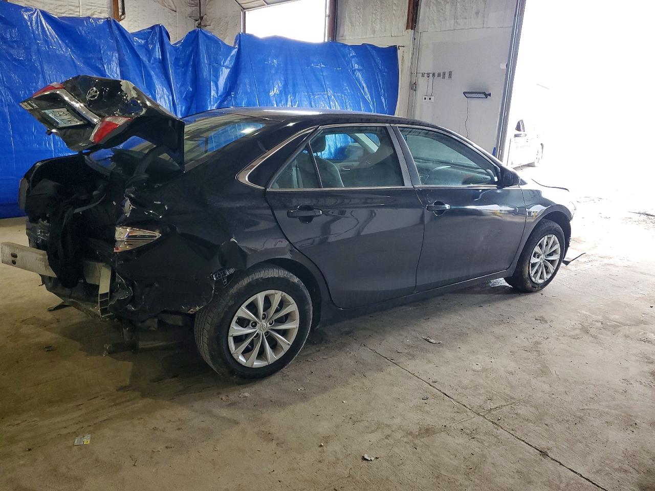 2016 TOYOTA CAMRY LE photo 3